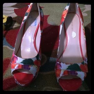 Springy, floral pumps with moderate wear